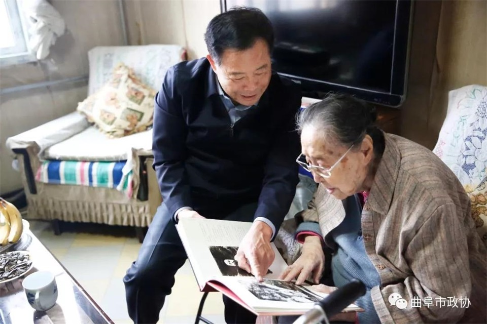 孔德懋先生翻看《孔府老照片》960.jpg 孔德懋先生翻看《孔府老照片》960.jpg