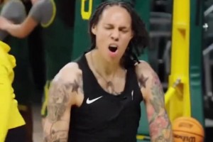 比男人还猛！美国女篮“女魔兽”布兰妮格里纳依然能单臂扣篮